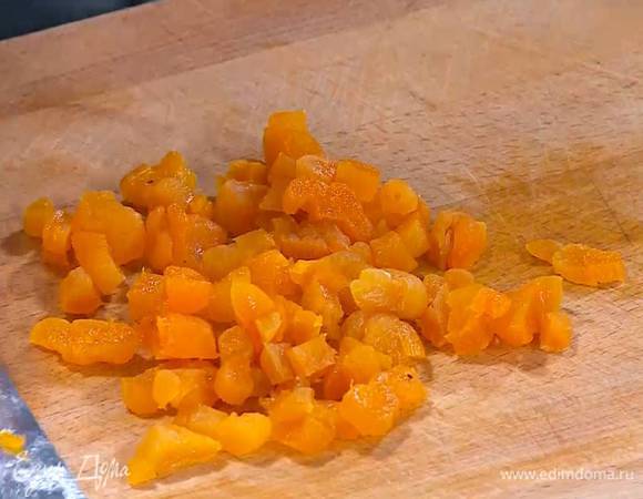 Курагу нарезать маленькими кусочками.