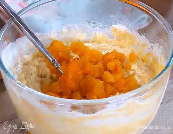 Добавить орехи и курагу в тесто, все перемешать.