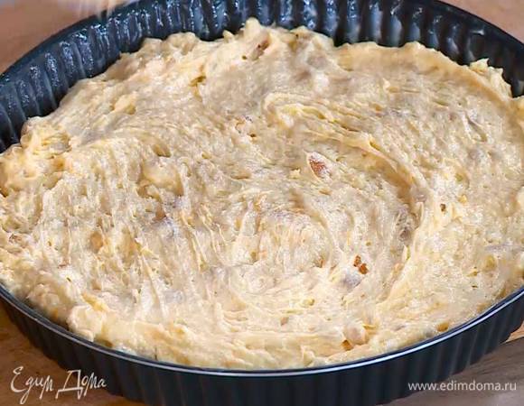 Форму для выпечки смазать оставшимся сливочным маслом, выложить тесто и разровнять его.