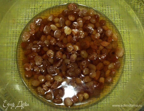 Изюм промыть. Чай залить 100 мл горячей воды, дать постоять 10 минут, процедить и залить изюм на 30 минут.