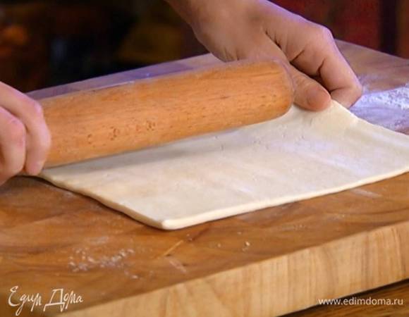 Тесто предварительно разморозить и слегка раскатать.