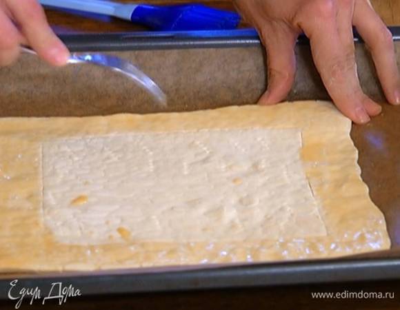 Яйцо слегка взбить вилкой и смазать бортики, а центр теста часто наколоть вилкой. 