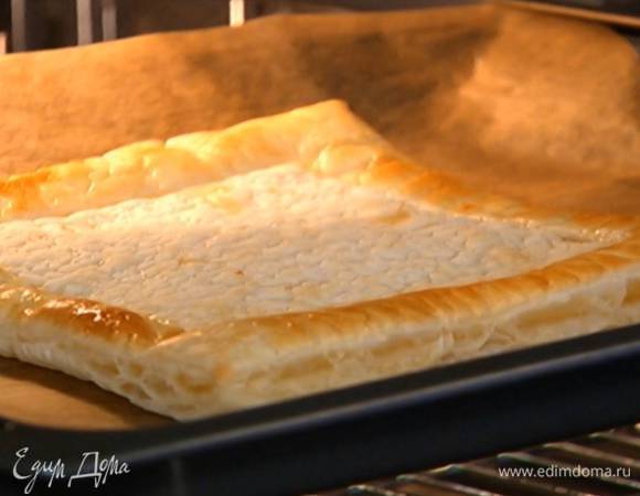 Отправить противень в разогретую духовку на 10 минут.