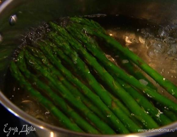 У спаржи удалить грубые черенки и отваривать ее 1–2 минуты в кипящей подсоленной воде.