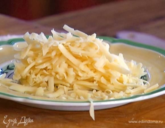 Сыр натереть на крупной терке.
