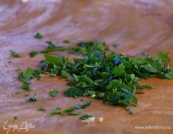 Петрушку мелко порубить.