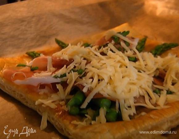 Тарт вынуть из духовки, выложить на него спаржу, затем ветчину, присыпать петрушкой и измельченным руками базиликом (несколько листиков оставить), а сверху натертым сыром и отправить обратно в духовку на 5 минут.