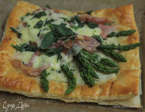 Готовый тарт украсить листьями базилика.