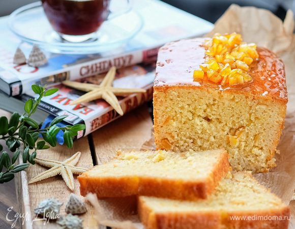 А утром... Нет, я не кинулась резать его и пробовать, я поступила так, как делают французы. Взяла нейтральный гель (сладкий бесцветный гель, продается в магазине для кондитеров), секунд 10 нагрела в микроволновке (он становится жиже) и с помощью силиконовой кисточки нанесла его тонким слоем на верхушку кекса. Украсила моими любимыми апельсиновыми цукатами. Ну а что было потом, думаю, вы догадались:)
Готовила этот кекс уже несколько раз — и каждый раз — восторг!
Приятного аппетита!