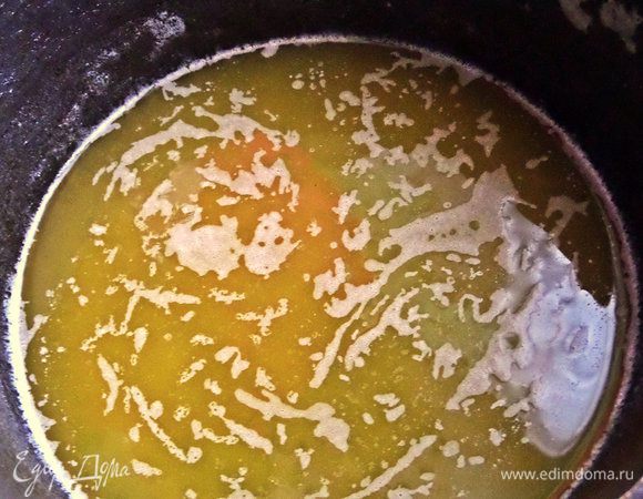 Растопить масло или маргарин, остудить немного.