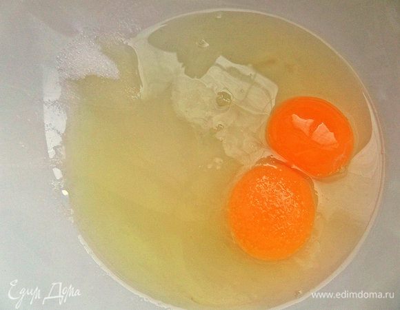 Смешиваем сахар с яйцами.