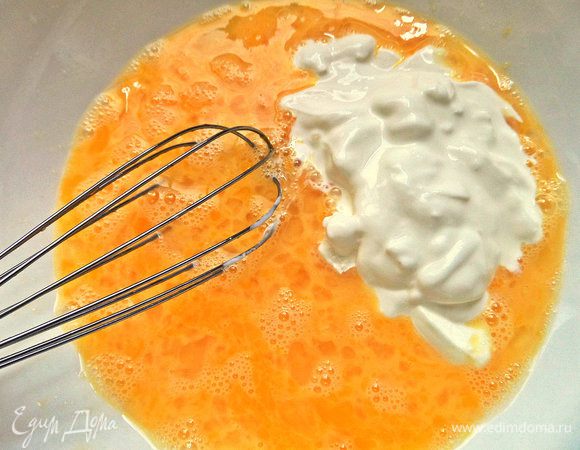 Туда же сметану добавляем.