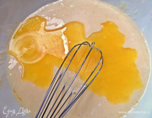 Вливаем остывший маргарин.