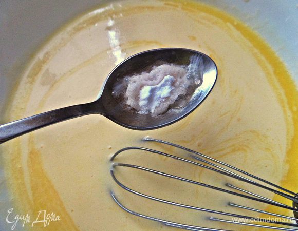 Соду гасим на ложке уксусом и вливаем тоже.