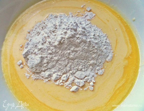 Просеиваем муку партиями.