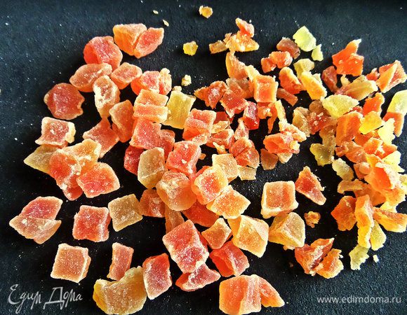 Цукаты, если крупные, поделить пополам. У меня из папайи.