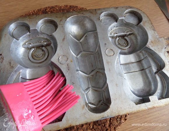 Раскаляем на газу форму с  двух сторон хорошенько, промазываем маслом с помощью кисточки. Форма тяжеленькая, весит 1 кг 720 г., долго прокаливается.