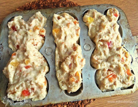 Наполняем тестом с помощью двух ложек.