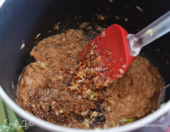 В блендаре порубить луковицу, чеснок, арахис. Добавить кориандр, воды, сахар, перец, лимонный сок, соевый соус. Переложить в кастрюлю.
Арахис можно заменить на арахисовую пасту 2 ст. л.