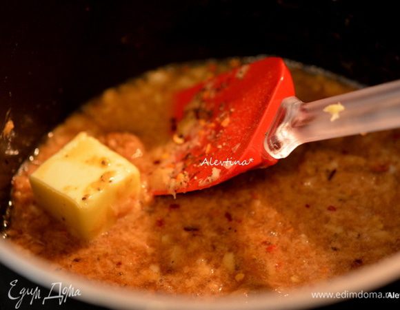 Поставить на медленный  огонь, добавить сливочное масло, куриный бульон. Перемешивать. Довести до кипения и снять с огня. Дать остыть.