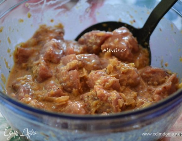 Залить теплым маринадом. Все перемешать. Закрыть пленкой и поставить в холодильник на 6 часов или на ночь.