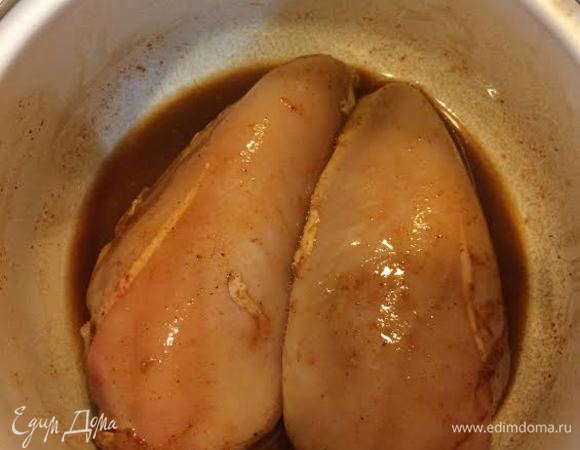 Маринад: куриные грудки натереть (солью, гарам масалой и чикен-тиккой) залить соевым соусом и соком лимона. Оставить мариноваться 30 минут. В списке не смогла найти приправу чикен-тикка ее нужно класть 1 ч.л.