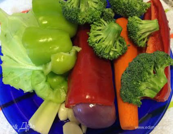 Брокколи отварить 3-5 минут. Капусту лучше брать пекинскую, но у меня в этот раз ее не было, и я положила молодую.