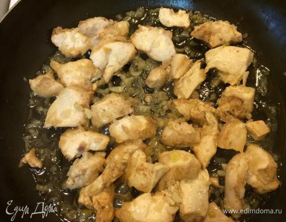 Лук и чеснок потушить, добавить курицу и тушить до полуготовности курицы.