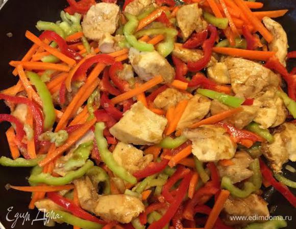Добавить овощи, половину соевого соуса и тушить до готовности.