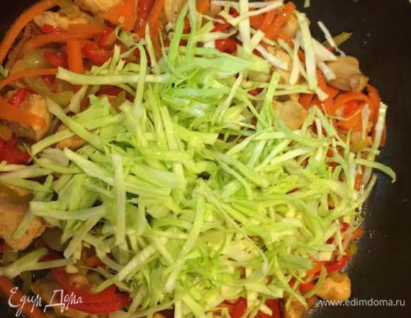 Добавить капусту, перемешать. 