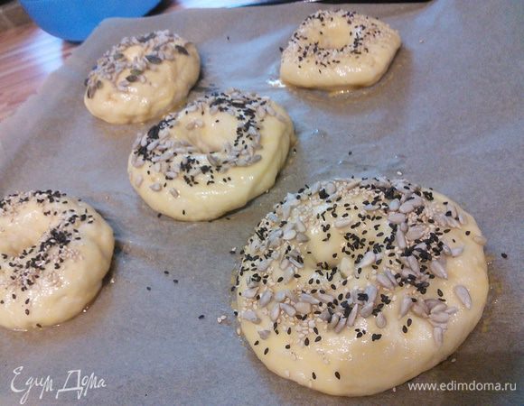 Выпекаем 20 минут. Пока выпекается первая партия, занимаемся второй. 