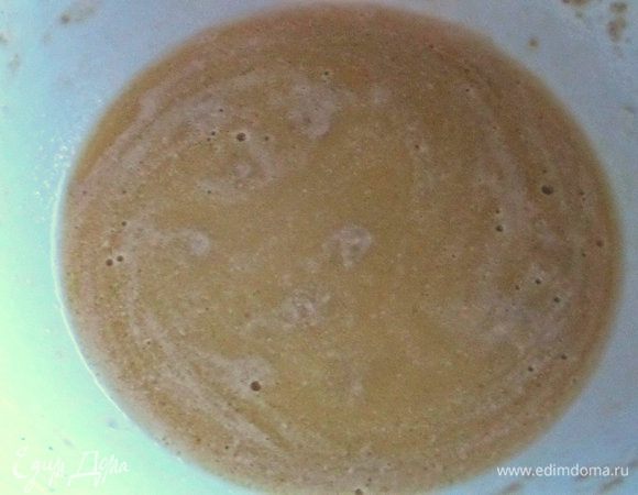 Разводим теплой водой с сахаром,даем постоять.