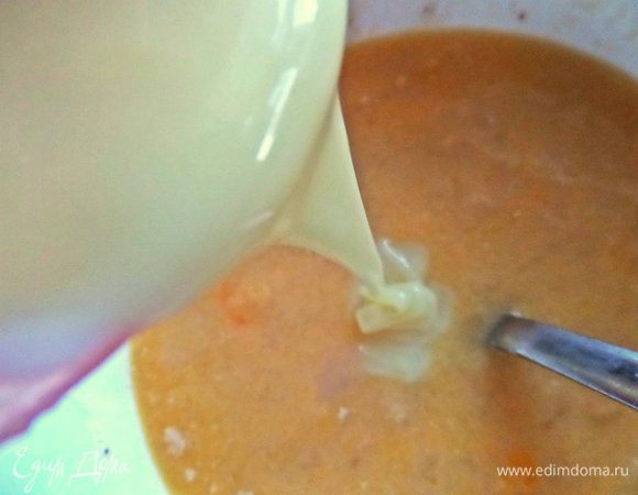 Отмеряем сгущенку, вливаем в дрожжи с водой, как и тыквенное пюре. Масло растопить и влить тоже.