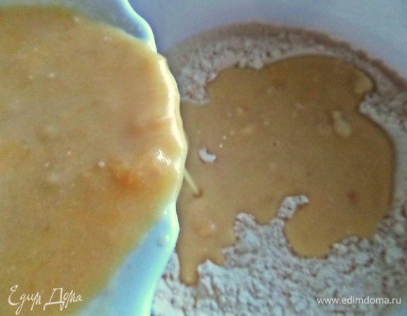 Переливаем жидкий состав в сухой.