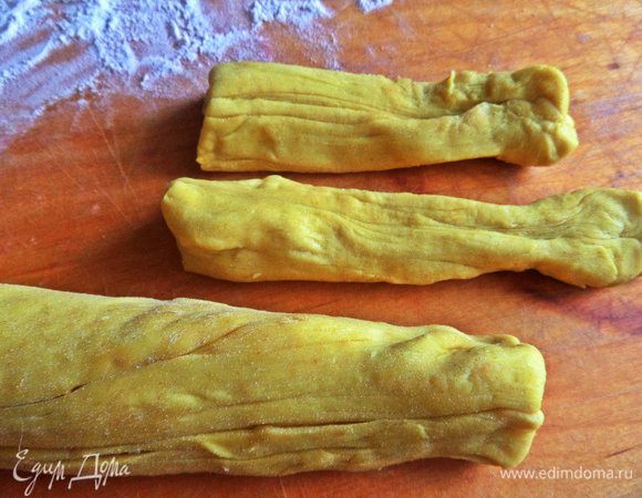 Катаем колобок в жгут, вытягиваем и отрезаем кусочки около 10 см каждый.