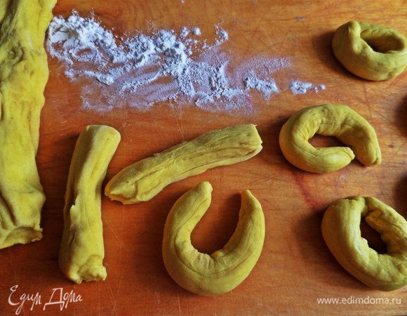 Прокатываем каждый на доске с мукой до желаемой толщины.