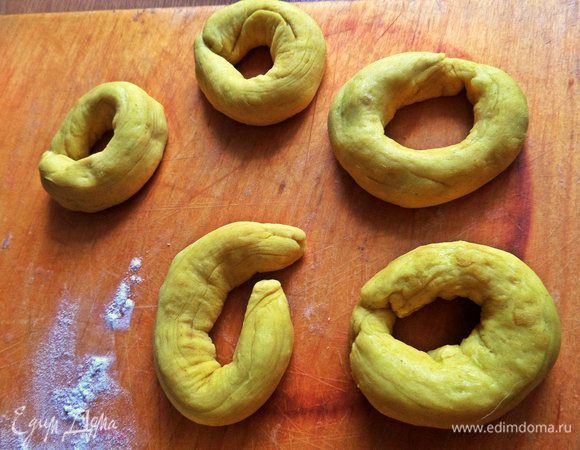 Скрепляем плотно концы. Если разворачиваются, немного смочить пальцы и склеить.