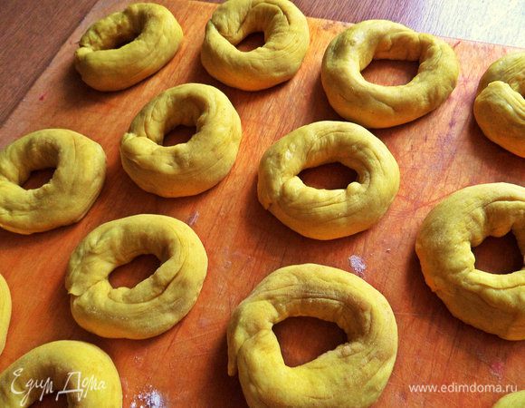 Я делала небольшие бублики, что-то среднее по размеру между баранками и бубликами.