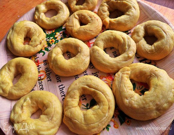 Опускаем по одному бублику-полуфабрикату в кипяток, не снимая с шумовки, на 15-20 секунд и вынимаем на тарелку.