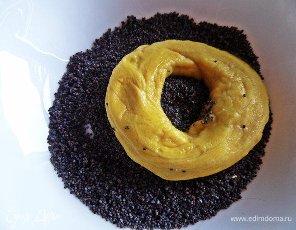 Макаем мокрый, ошпаренный бублик в мак, щедро обваливаем.