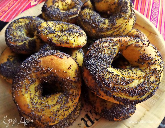 Получаем 18 румяных маковых бубликов!