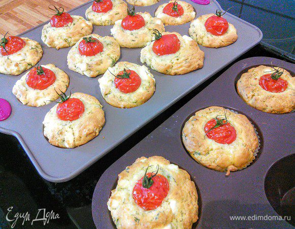 Выпекать в заранее разогретой до 180°С духовке около 25-30 минут. У меня получилось больше, чем 12 маффинов, т.к. моя силиконовая форма для маффинов меньше размером стандартной.