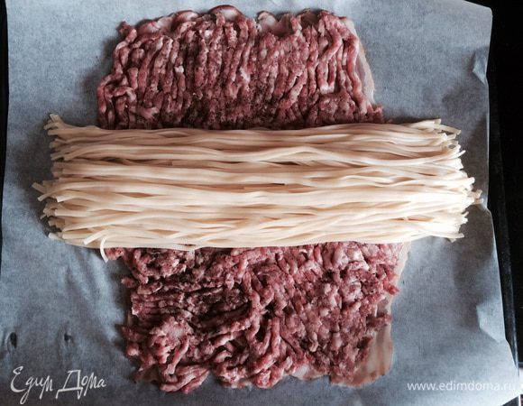 Сливаем макароны и укладываем их поперек бекона во всю длину в центр будущего рулета.