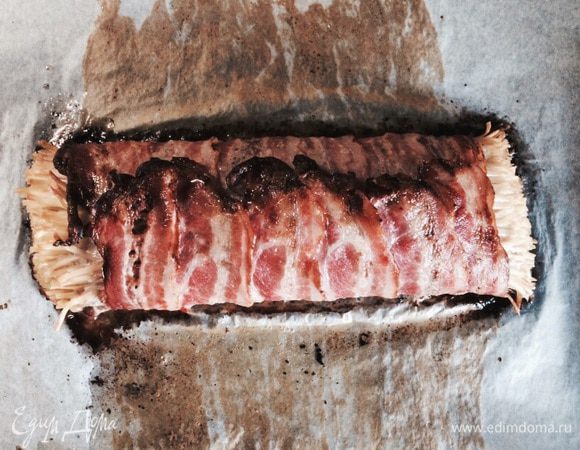 Вынимаем наш зарумяненный, ароматный рулетик и даем ему немного остыть. Приятного аппетита!