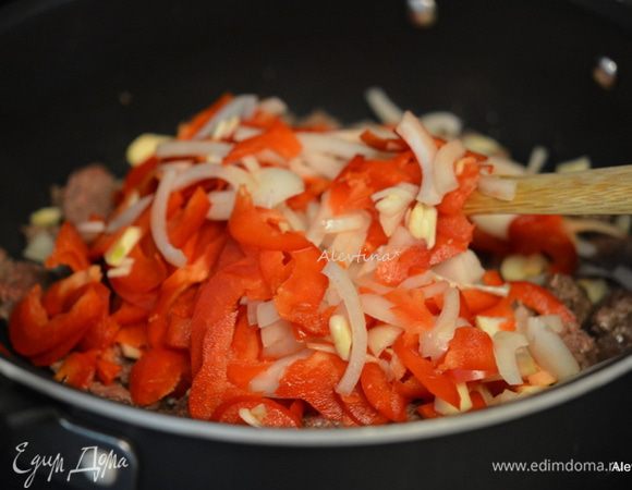 Лук нарезать тонко, очистить сладкий перец от семян, нарезать тонко, чеснок мелко порубить. Все это добавить на сковороду. Обжаривать примерно 5 минут. Перемешав. Добавить специи, перемешать, снять с огня.