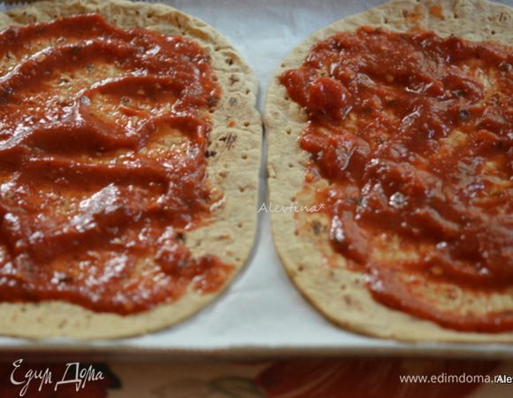 Готовые лепешки выложить на противень. Густо смазать томатной пастой или готовым соусом со специями/у меня итальянский.