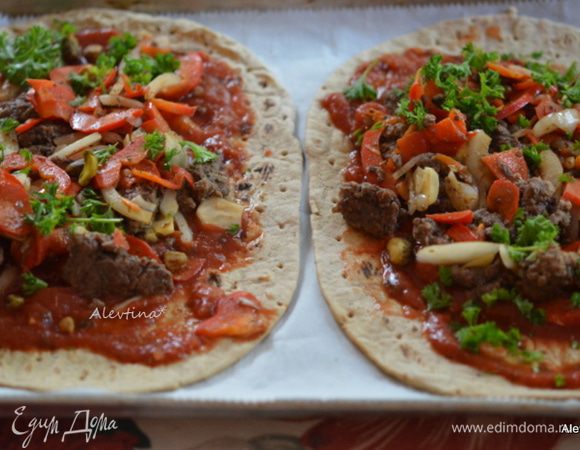 Выложить начинку мясную. Сверху разложить зелень, фисташки. 
Духовку или гриль разогреть на 200°С. Для гриля лепешки выкладываем на противень из фольги. Готовим примерно 8 мин. Не переворачивать.