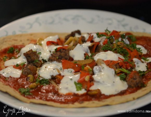 Подаем готовые лепешки с соусом. Приятного аппетита.