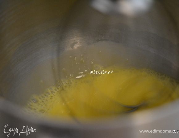 Взбить яйца на высокой скорости . Примерно 5 минут до лимонного цвета. Добавить сахар и продолжать взбивать дол мягкости. Добавить ванилин.