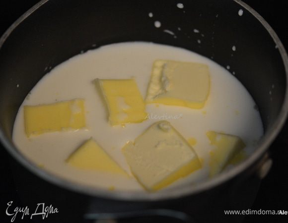 Сливочное масло растопить в молоке. Снять с огня как масло разойдется.